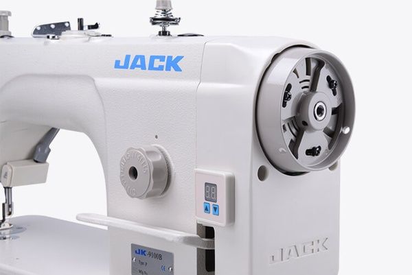 Промислова швейна машина з вбудованим серводвигуном Jack.