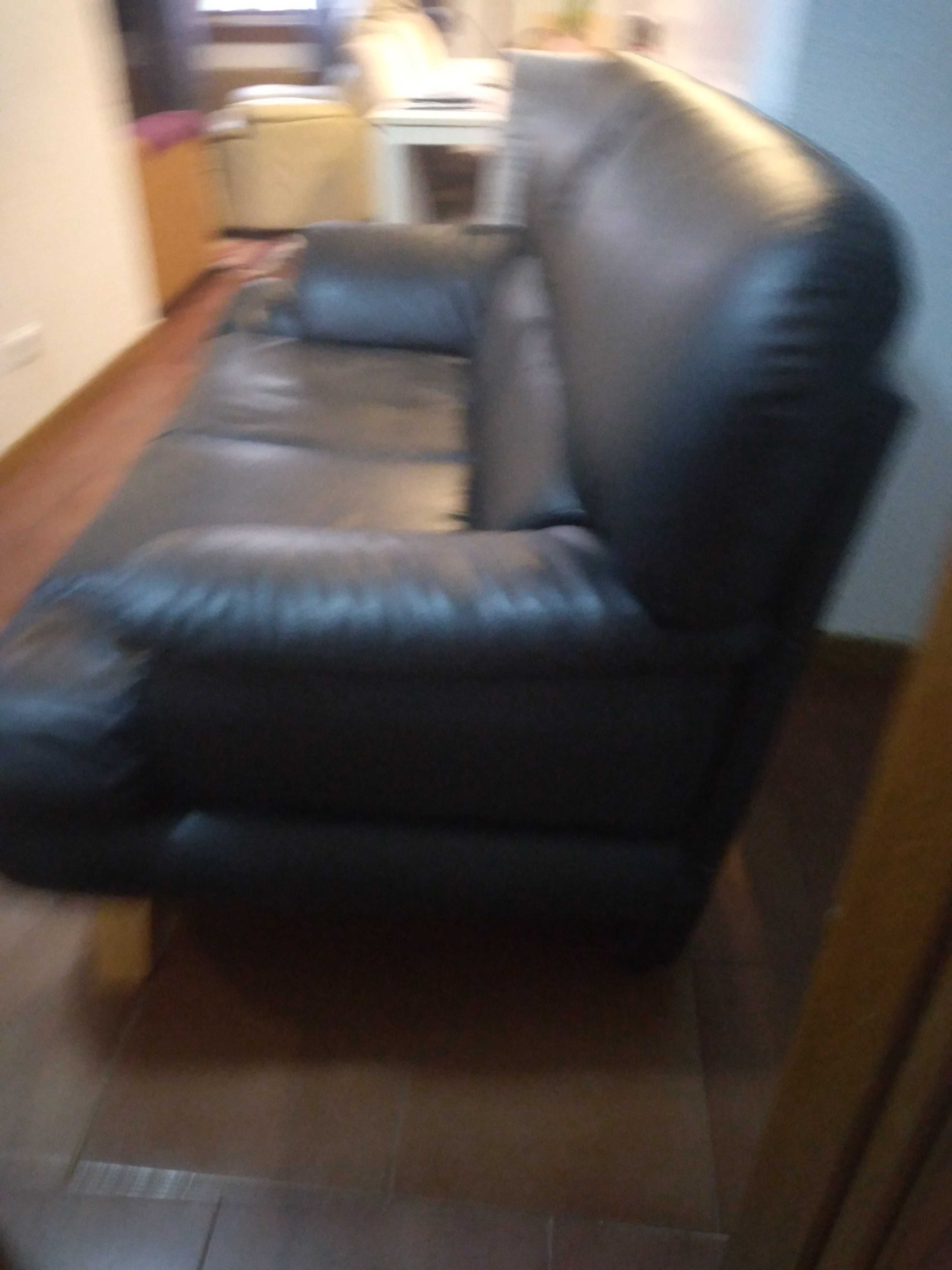 Vendo sofá  2 lugares preto