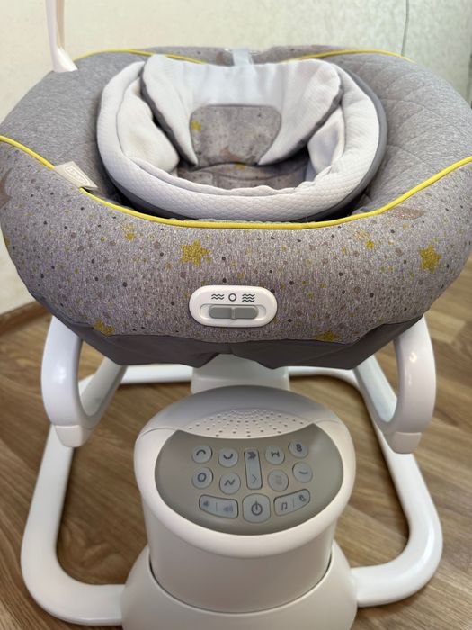 Дитячий заколисуючий центр Graco