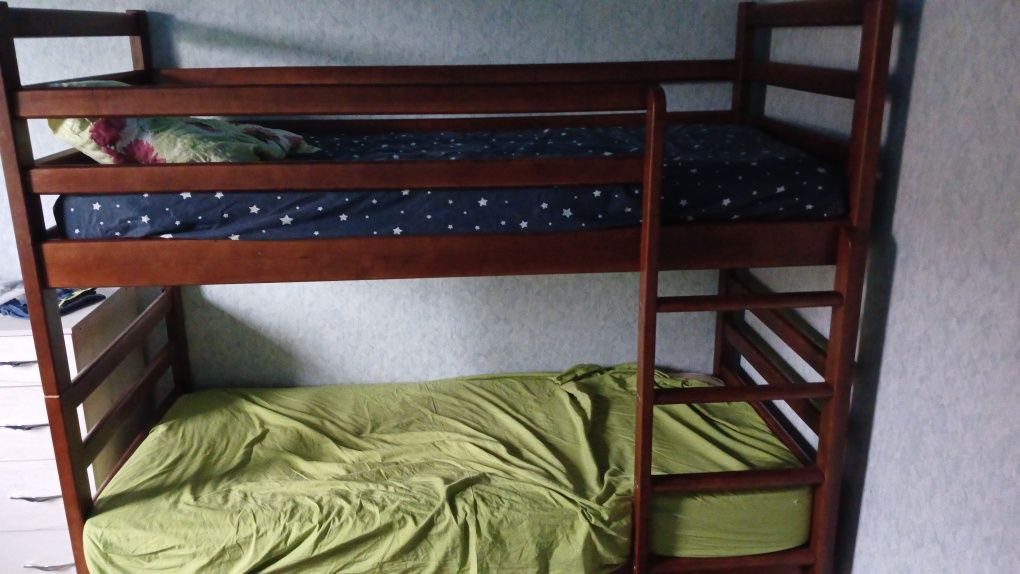 Продам 2 х ярусную кровать с матрасами.
