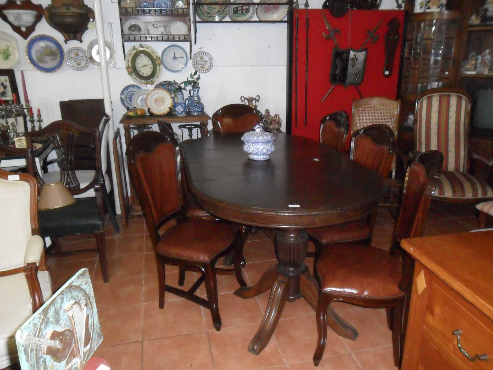 Mesa oval extensível com cadeiras
