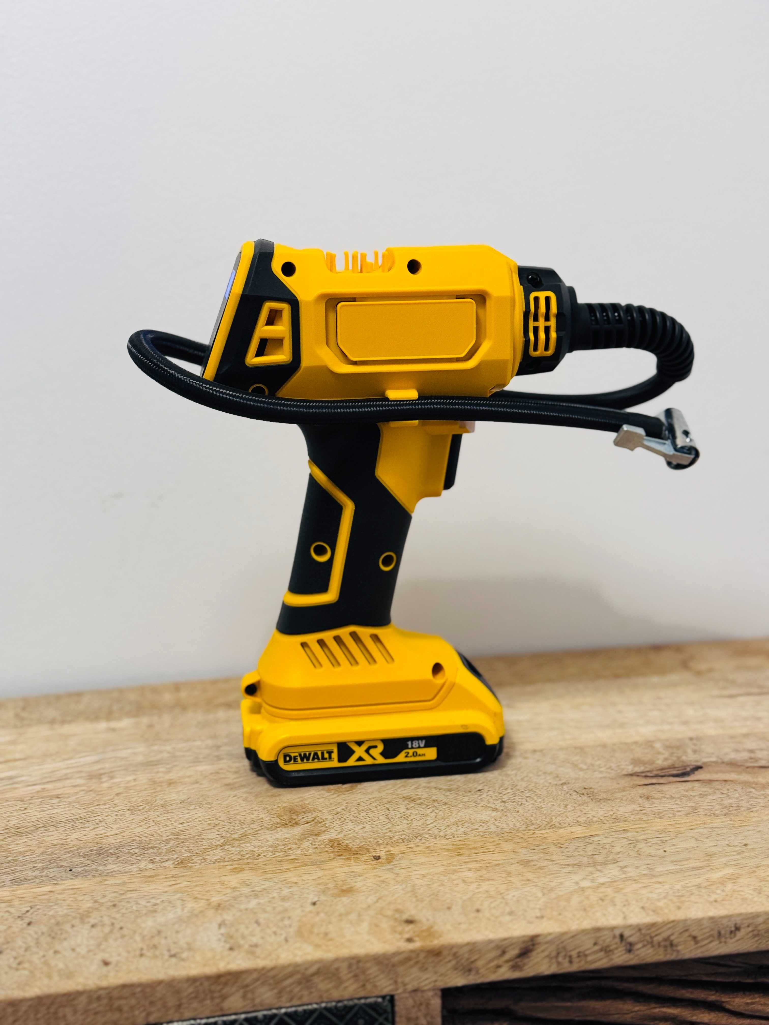 Poręczny kompresor do pompowania kół w samochodzie na aku dewalt 18v
