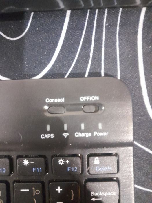 Продам клавіатуру +подарок