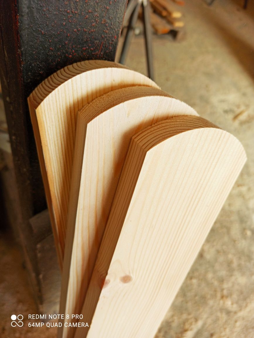 Sztachety drewniane zaokrąglone 4-stornnie heblowane.