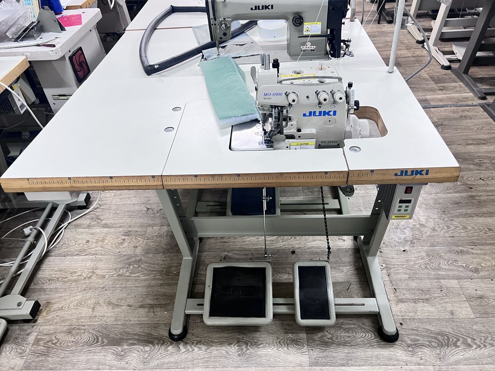 Overlock Juki MO 6904J 3-nitkowy, górny transport, ciężkie szycie 230v