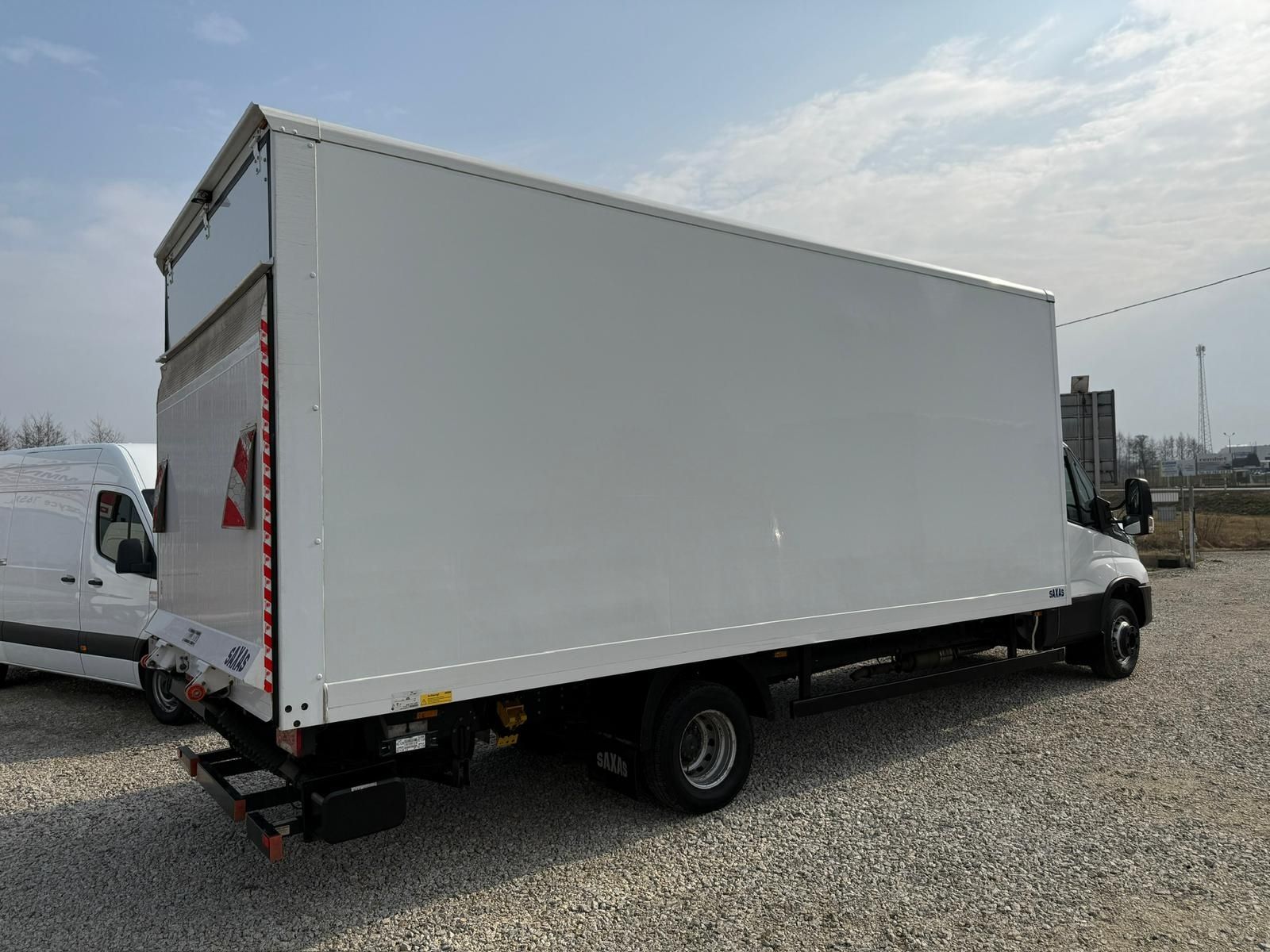 Kontener Saxas 2022r. z windą Dhollandia 1000kg  6.08x2.48x2.40 Iveco
