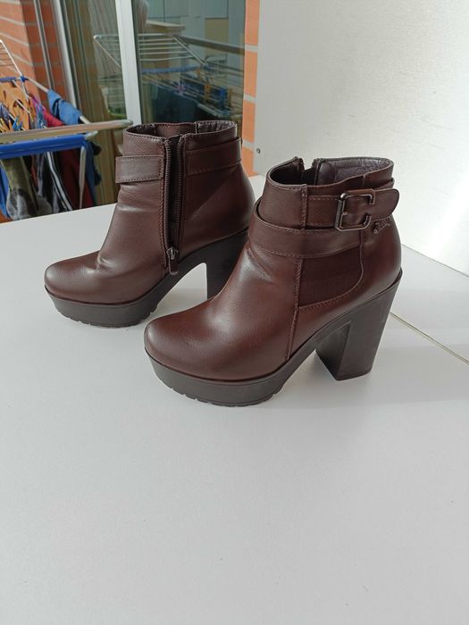 Botas pelo tornozelo da Lois