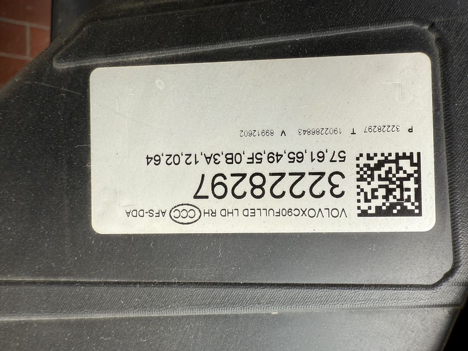 Volvo XC 90 lampa prawa full led active high beam OE 32228