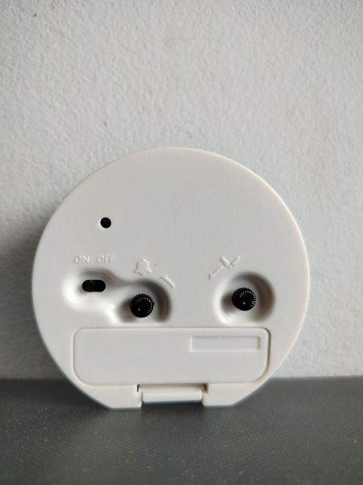 Zegar biurkowy z funkcją budzika