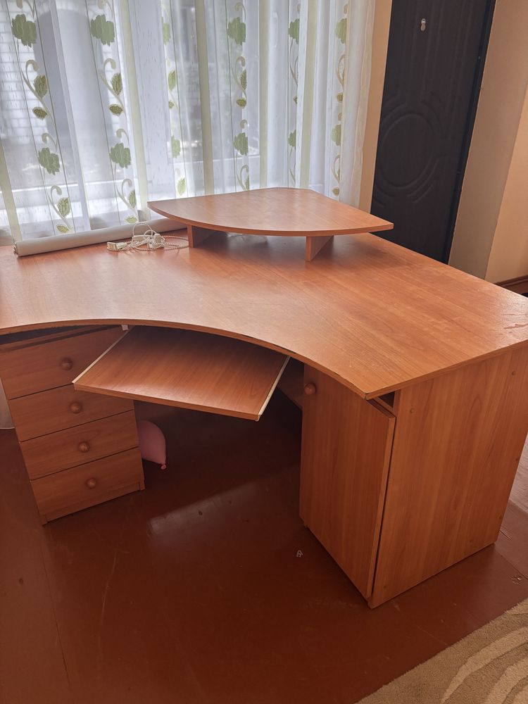 Стіл компʼютерний, письмовий 130х130 см
