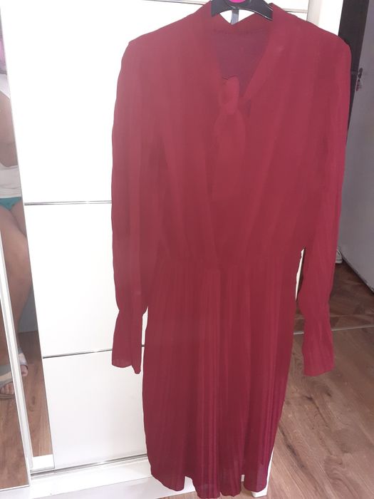 Bordowa sukienka plisowana