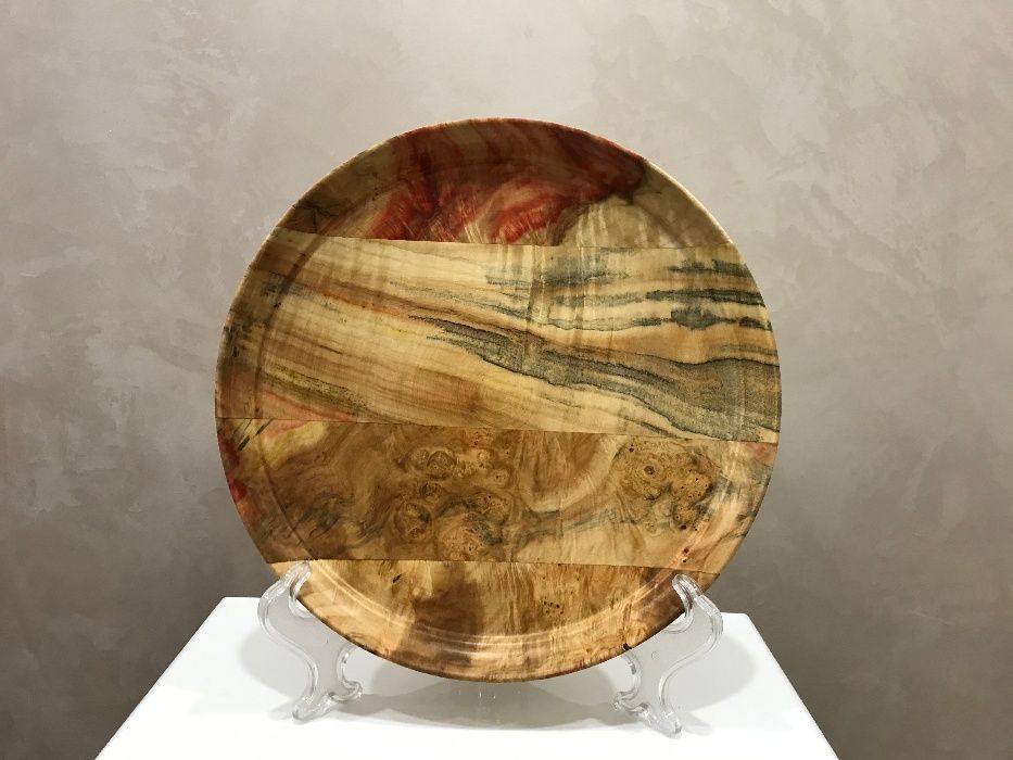 Деревянные тарелки из разных пород древесины