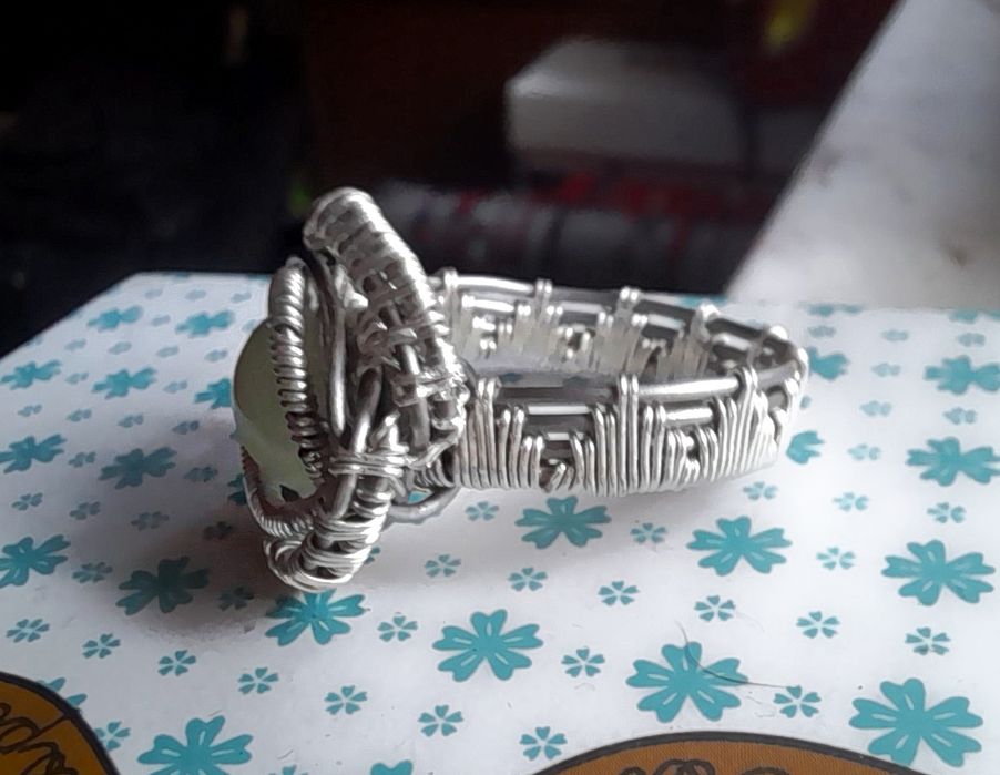 Anel em prata, brilha no escuro