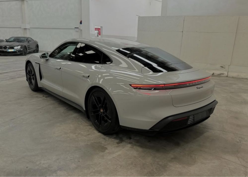 Porsche Taycan  бампер фара двері