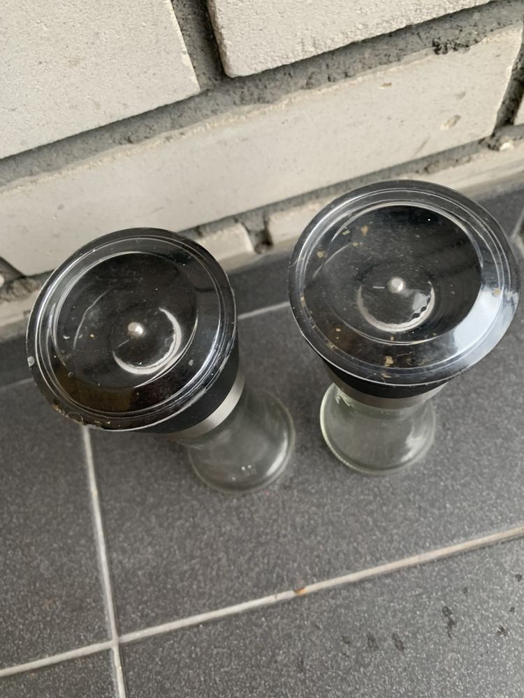 2 szklane pojemniki solniczka pieprzniczka zioła młynek