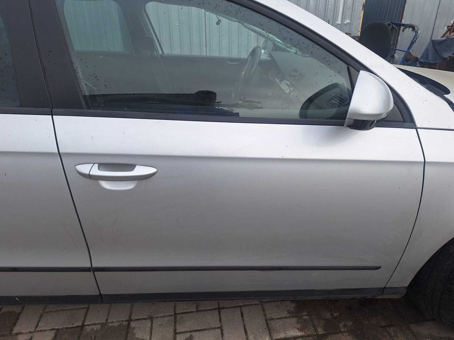 VW Passat B6 drzwi kompletne prawy przód lakier LA7W bez rdzy
