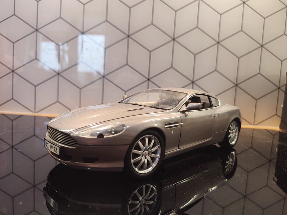 Minichamps 1 18 Aston Martin db9 coupe