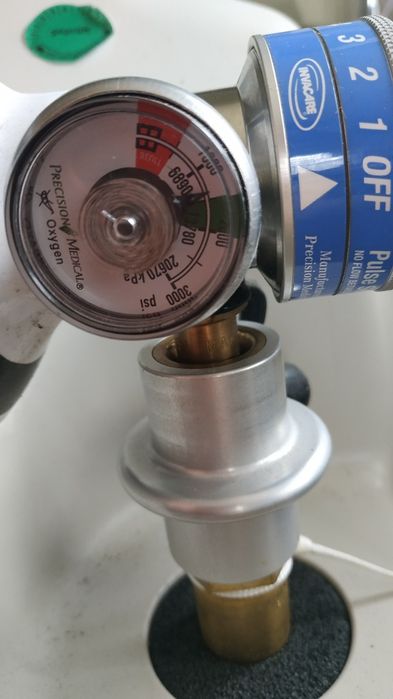 Koncentrator tlenu ze stacja nabijania butli tlenowych Homefill