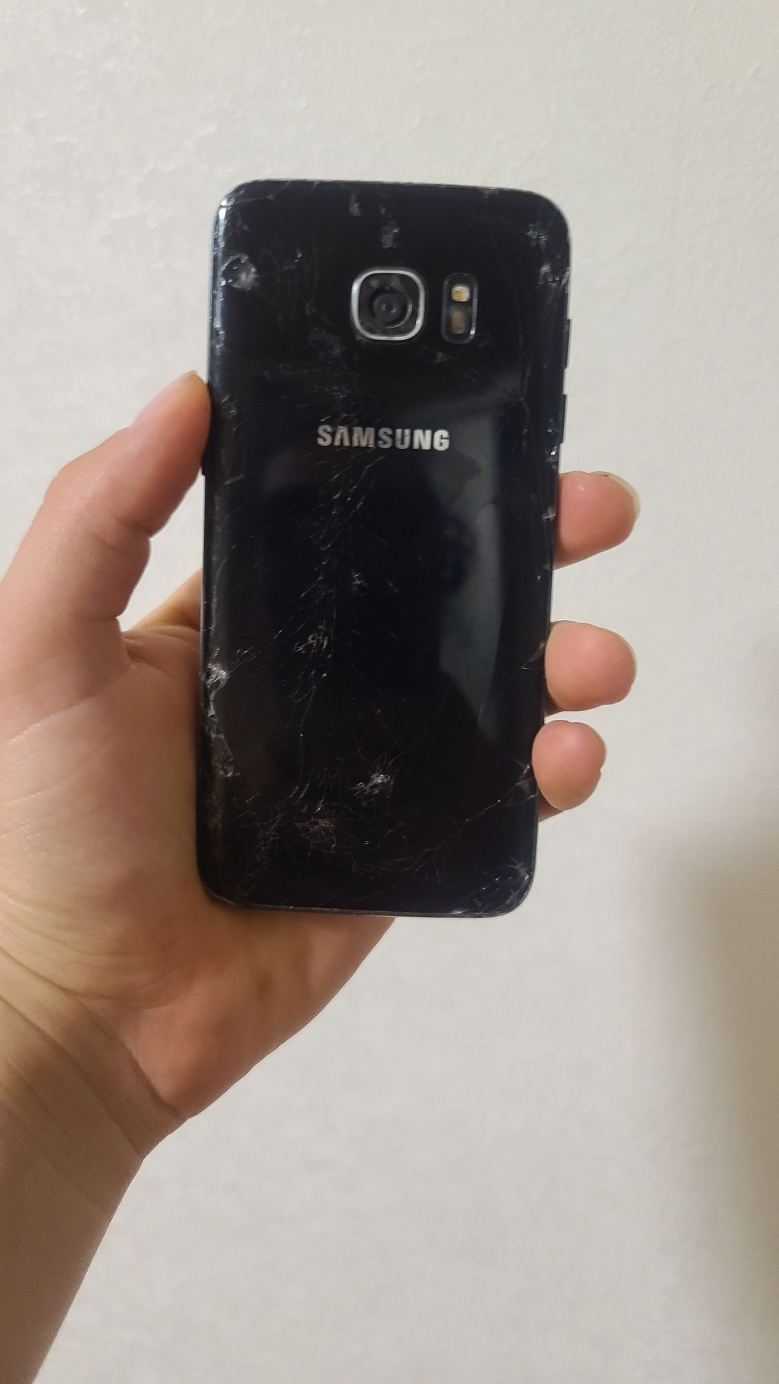 Samsung  S7 Edge разбит на запчасти