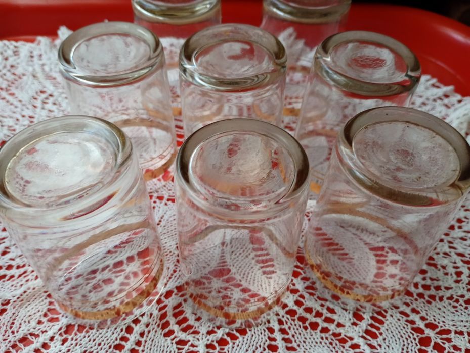 Скляні чарки із золотавим обідком