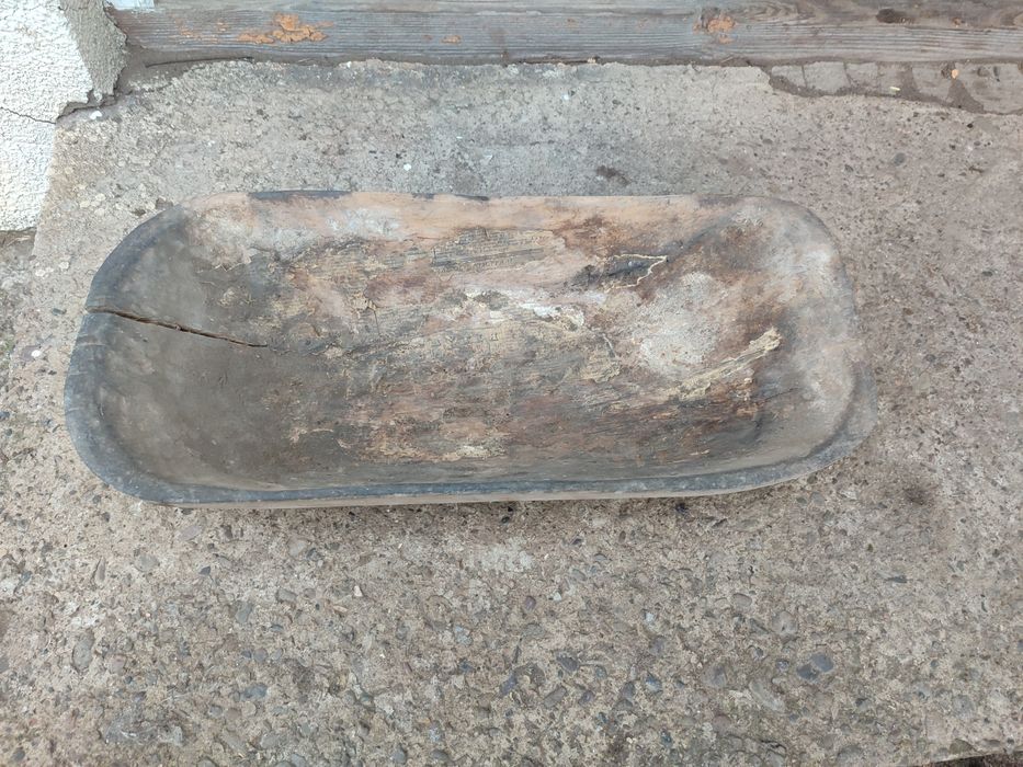 Старовинне дерев'яне корито