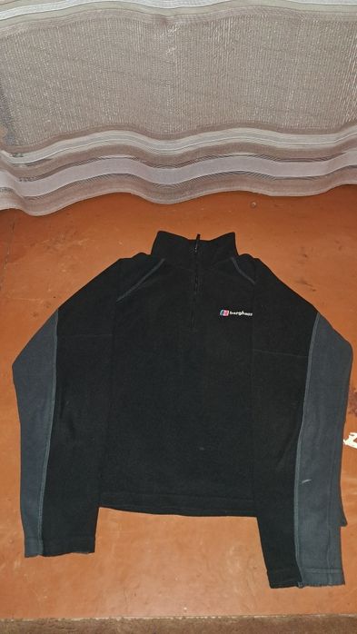 Продаю кофту berghaus розмір S маленький девект