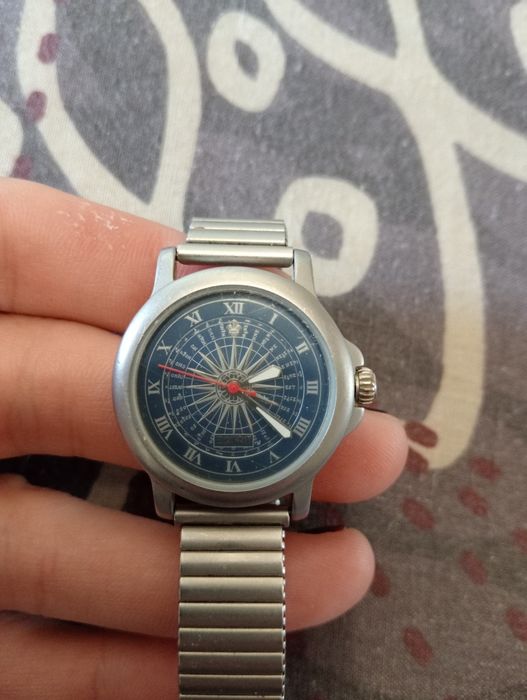 Часы ремешок тянется