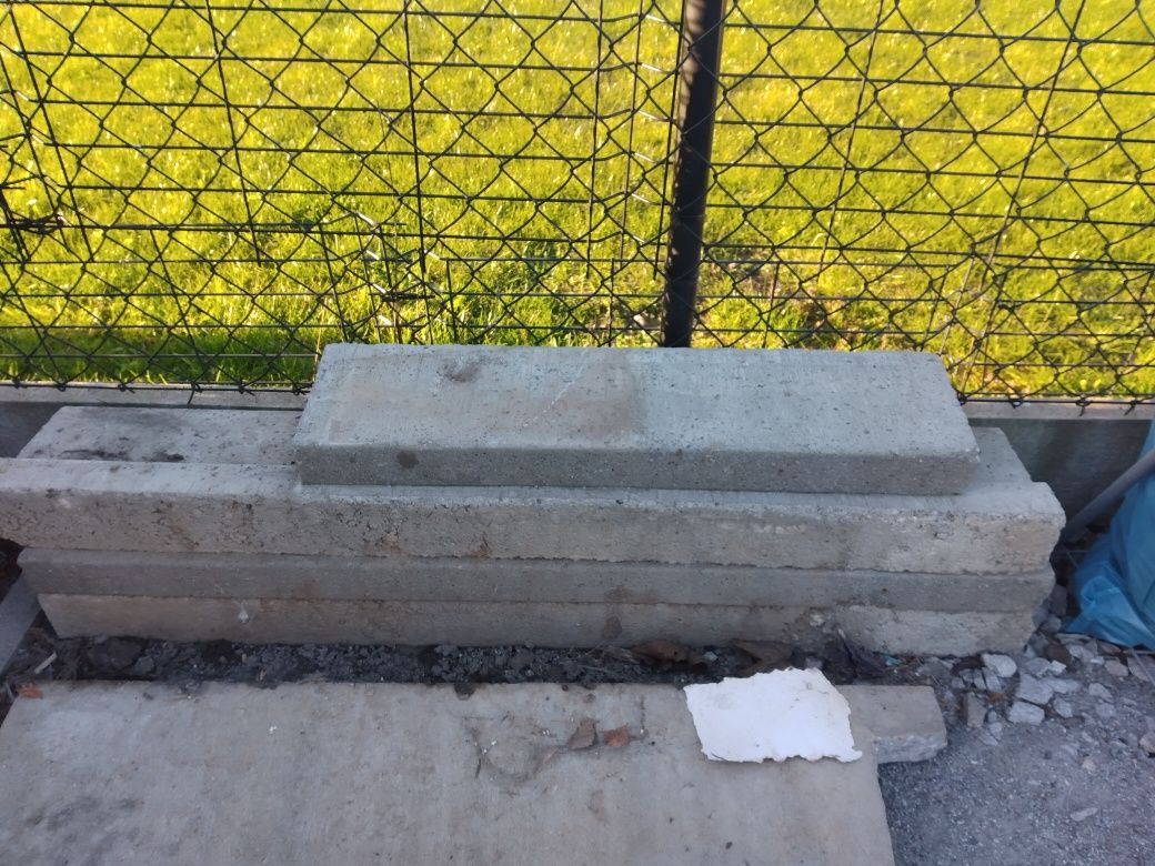Nadproża betonowe pozostałe po budowie