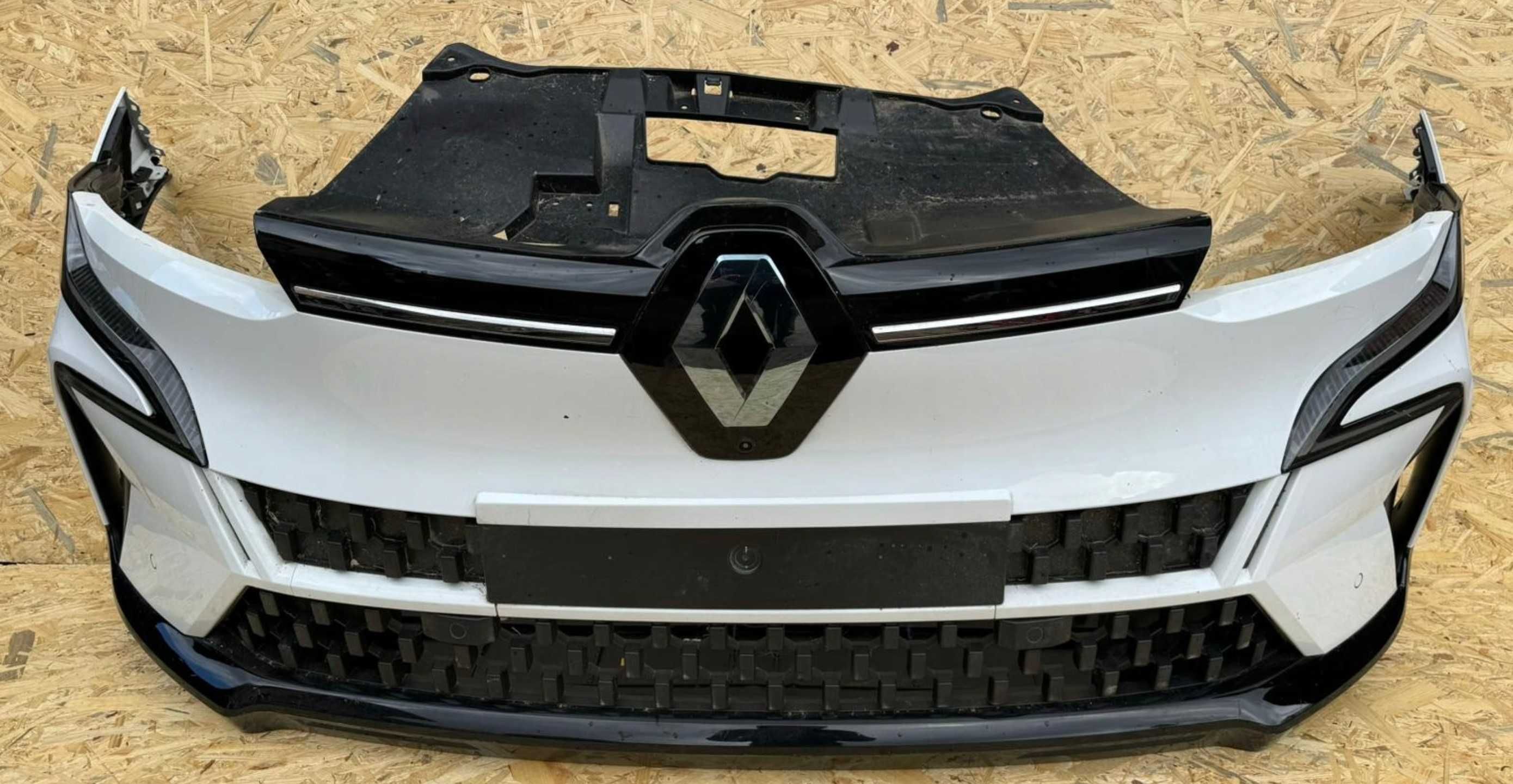 RENAULT MEGANE V E-TECH бампер передній, задній б/у  розбірка