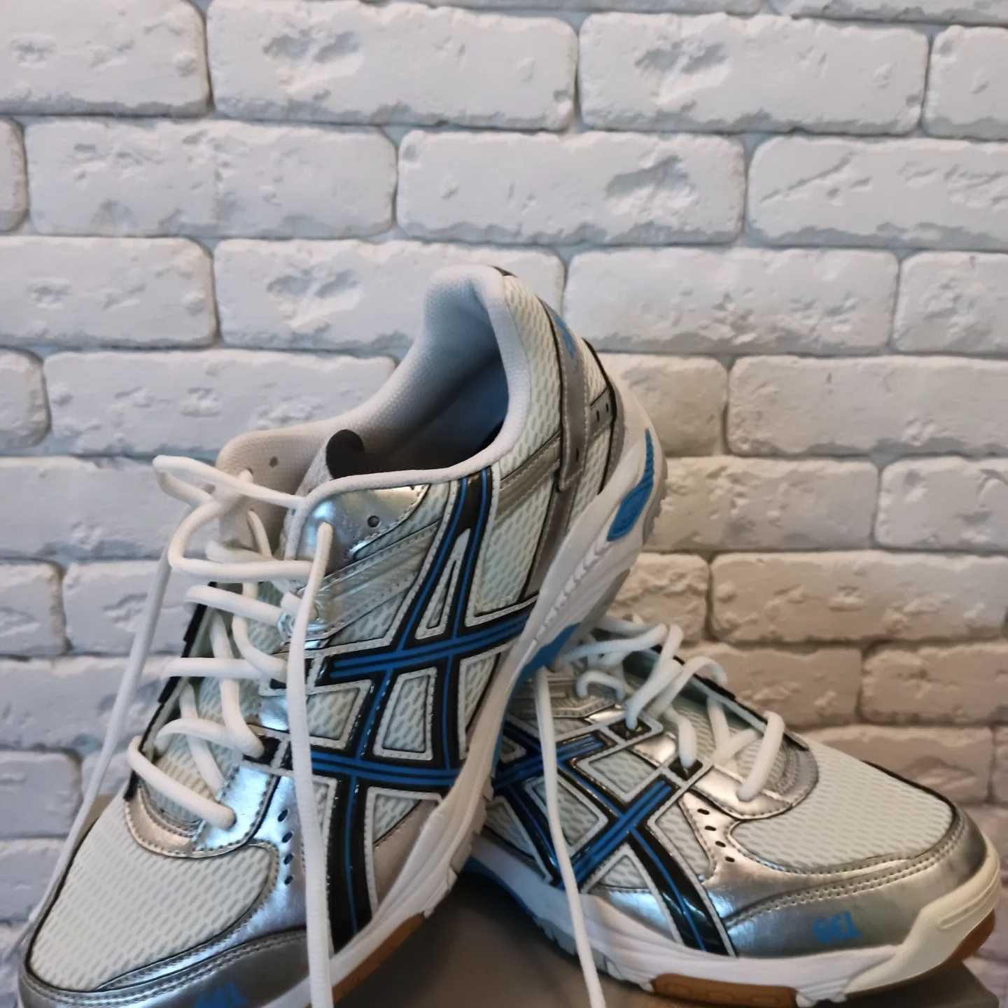 Кросівки Asics     .