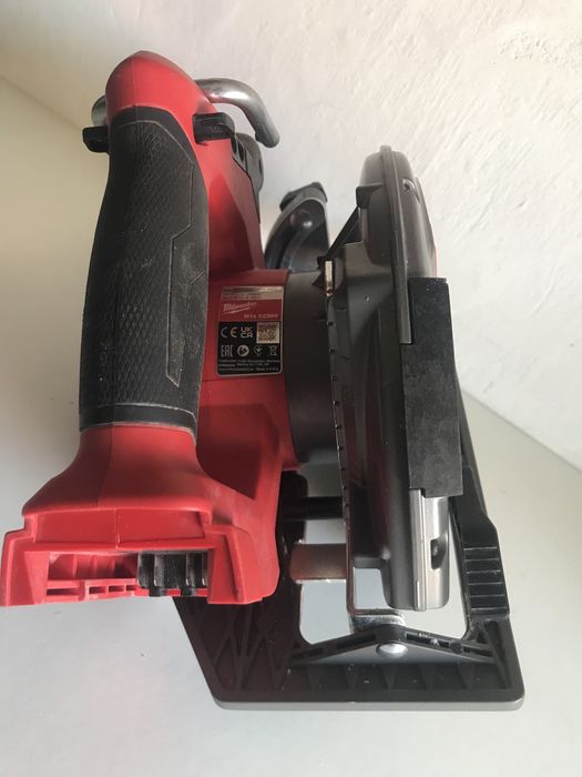 Безщіткова циркулярна пила Milwaukee M18 CCS66 з Англії