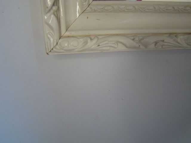 lustro lusterko w białej ramie do zawieszania