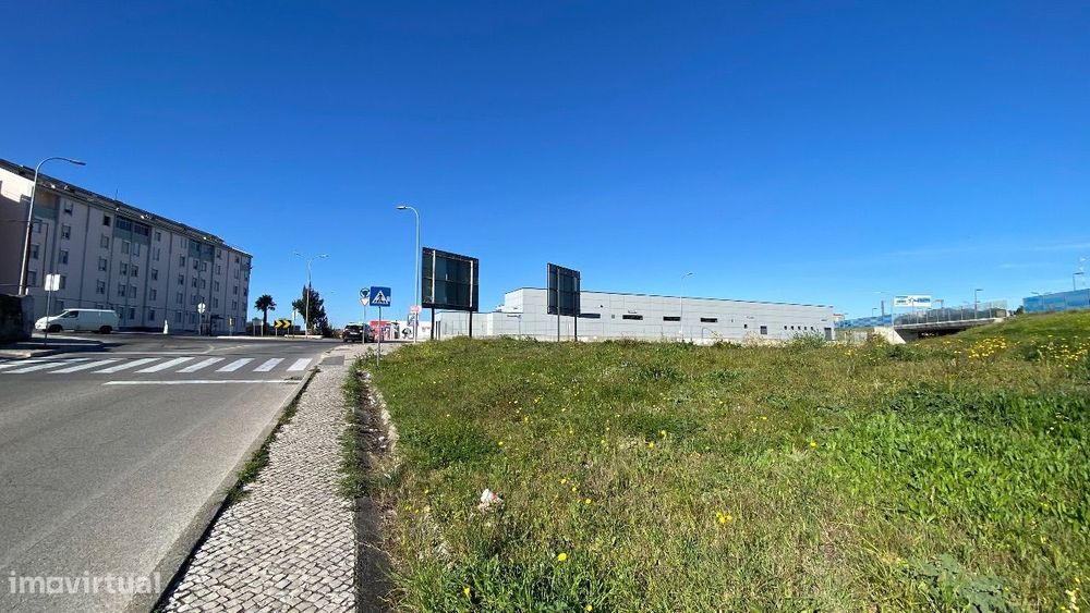 Lote de Terreno em Camarate com 1415,50m2 em frente Supermercado ALDI