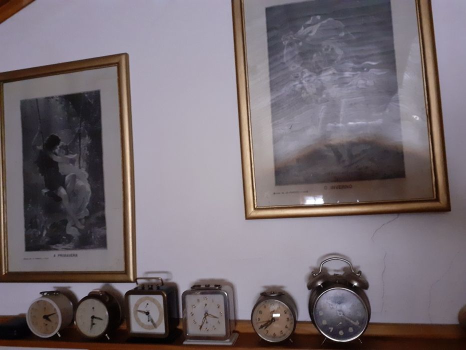 Relógio JAZ despertador muito antigo a funcionar.