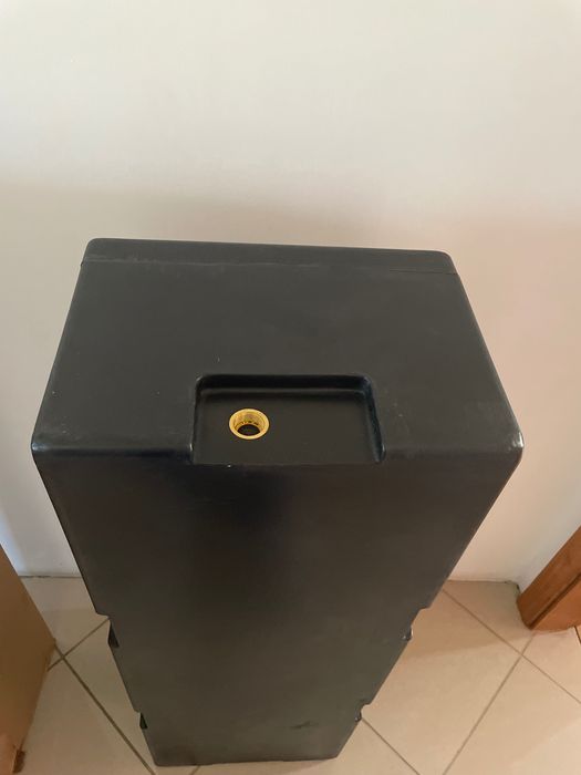Depósito de água para caravana 120L – Novo (valor 160 €)