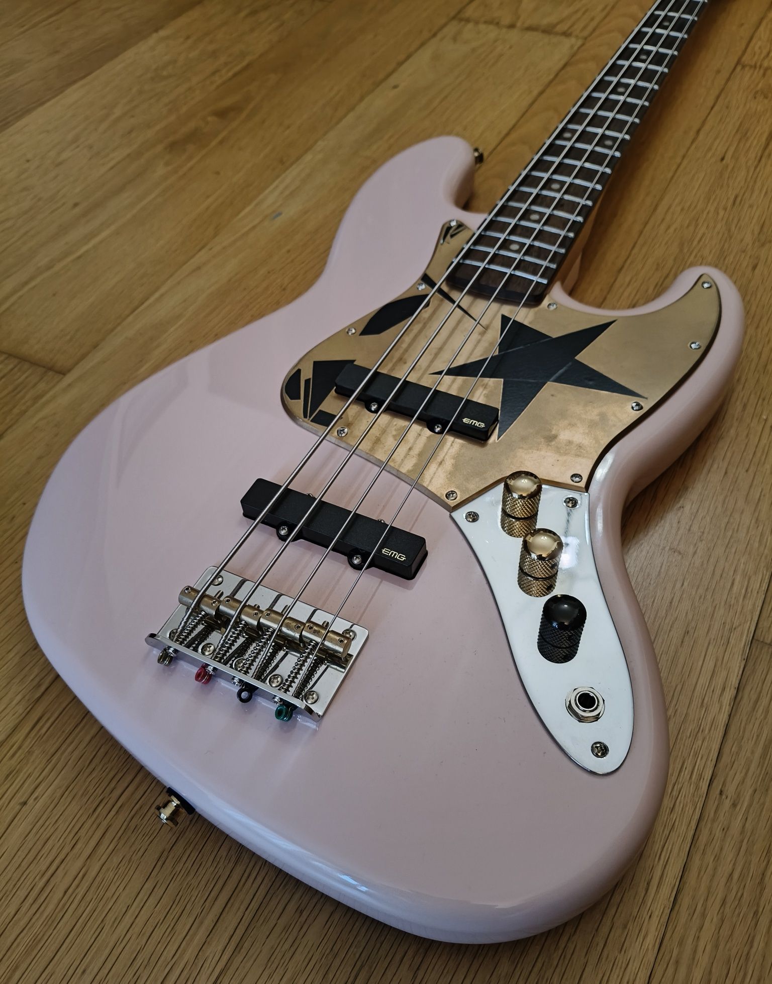 Baixo Jazz Bass - EMG - com pickups ativos EMG
