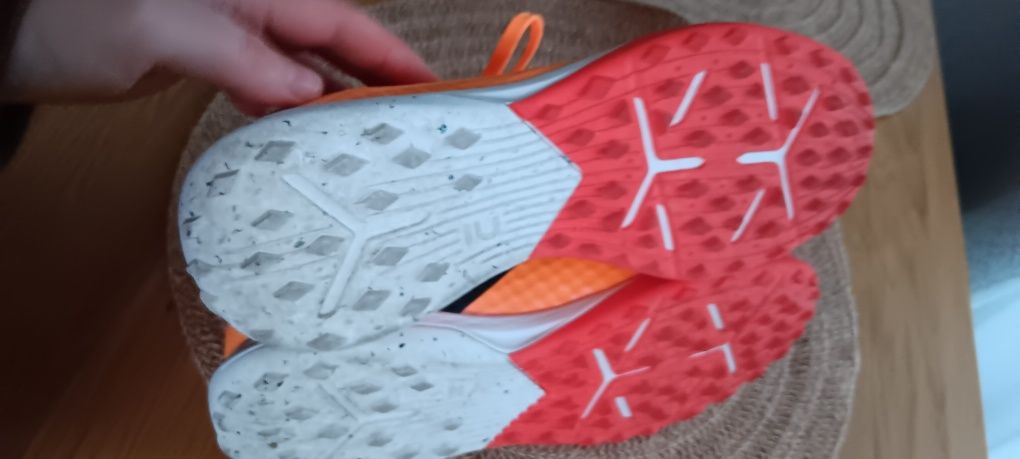 Nowe buty do piłki nożnej dla chłopca Turfy marki Kipsta rozmiar 39