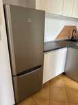 Lodówka Indesit – wysoka, pojemna, w kolorze inox