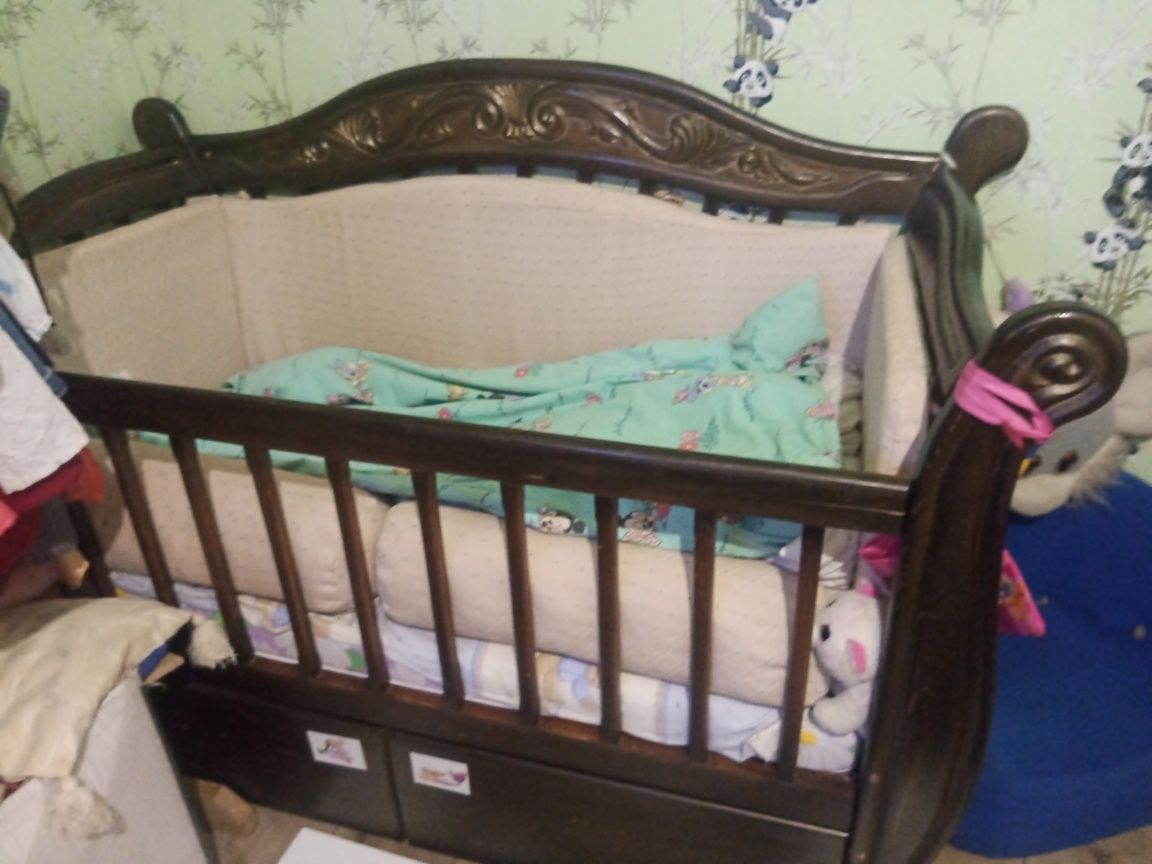 Дубове дитяче ліжко