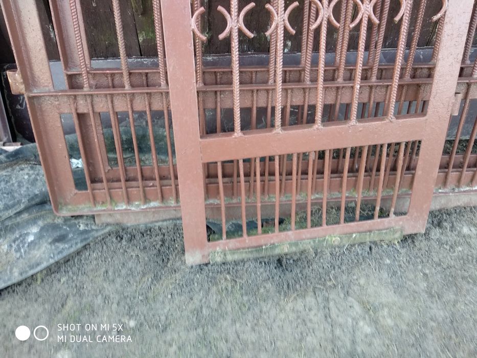 Brązowa żelazna brama dwuskrzydłowa