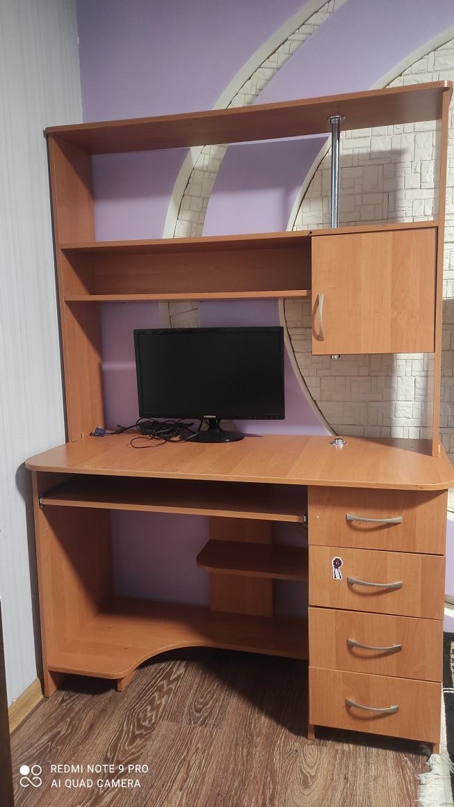 Комп'ютерний стіл