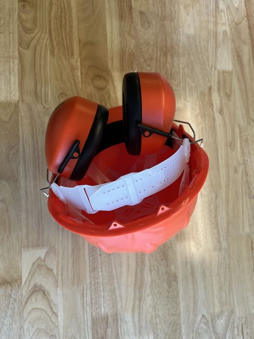 Kask ochronny z nausznikami