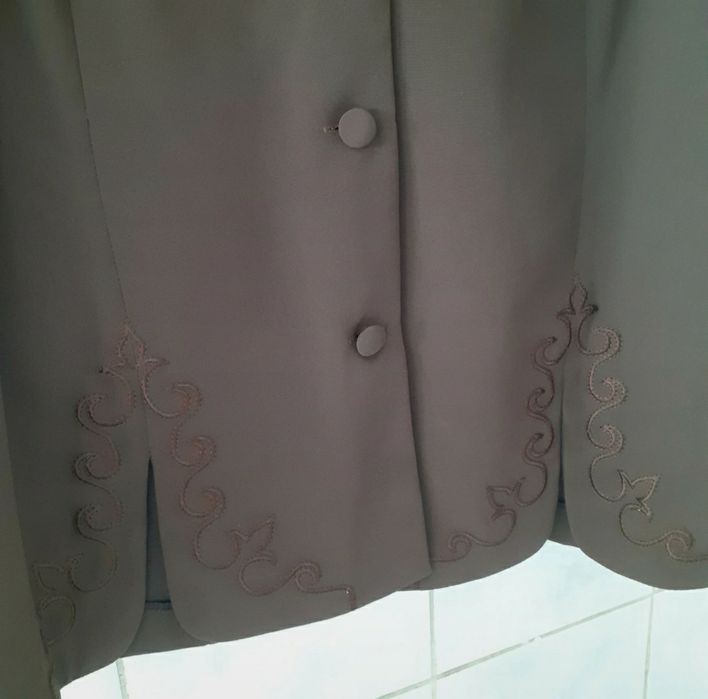 Fato elegante com bordados