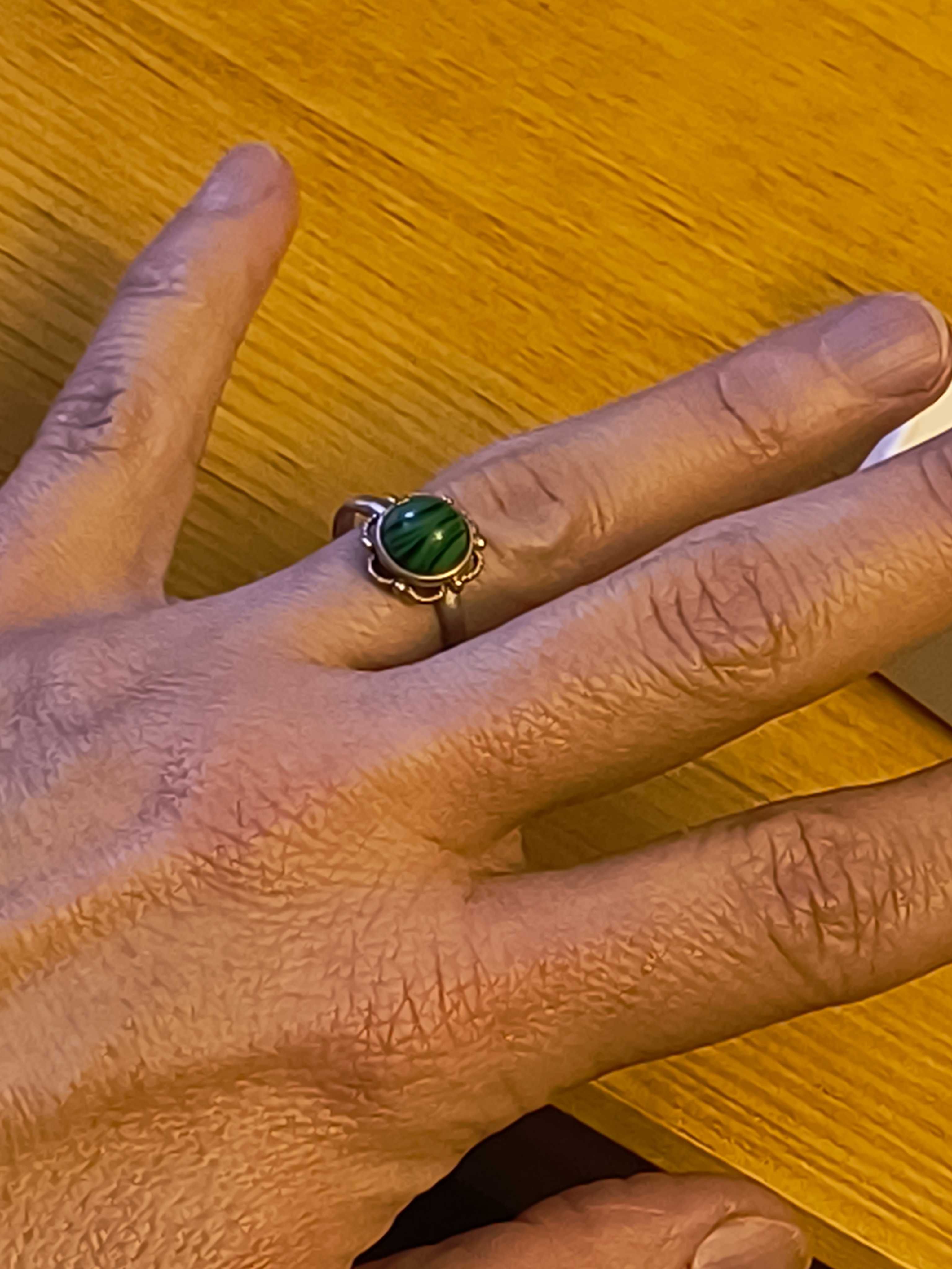 Srebrny pierścionek malachit zielone oczko kopułka