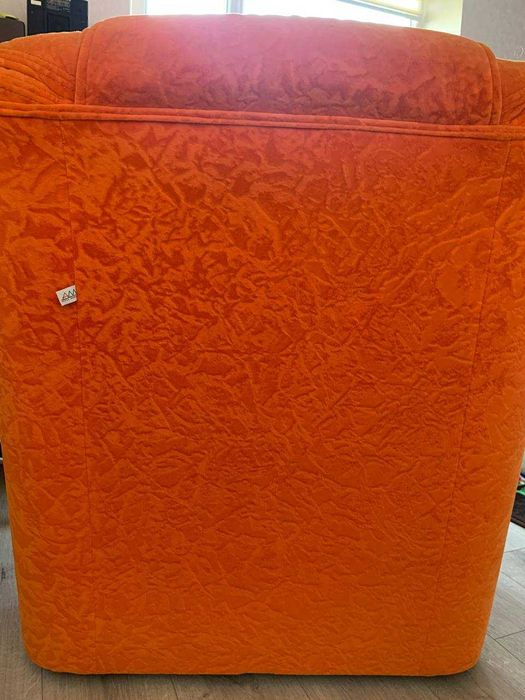 Яскраве мяке крісло, зручне і комфортне, в наявності 1шт