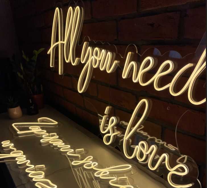Ledon, neon, napis ledowy ,,All you need is love"