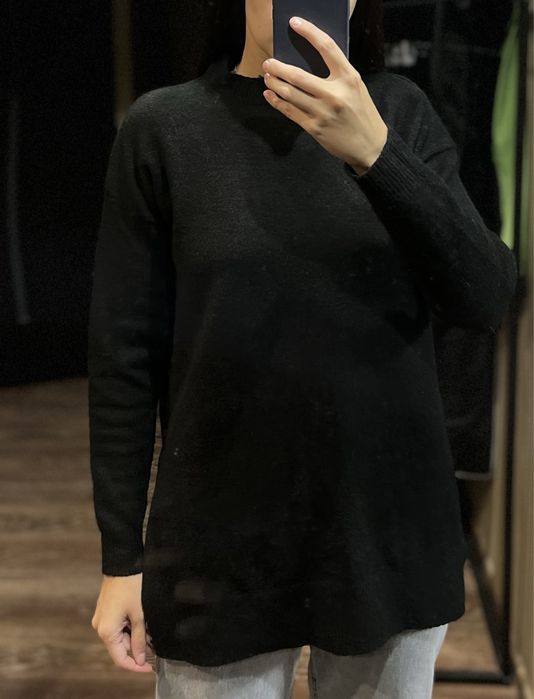 Чорний жіночій светр