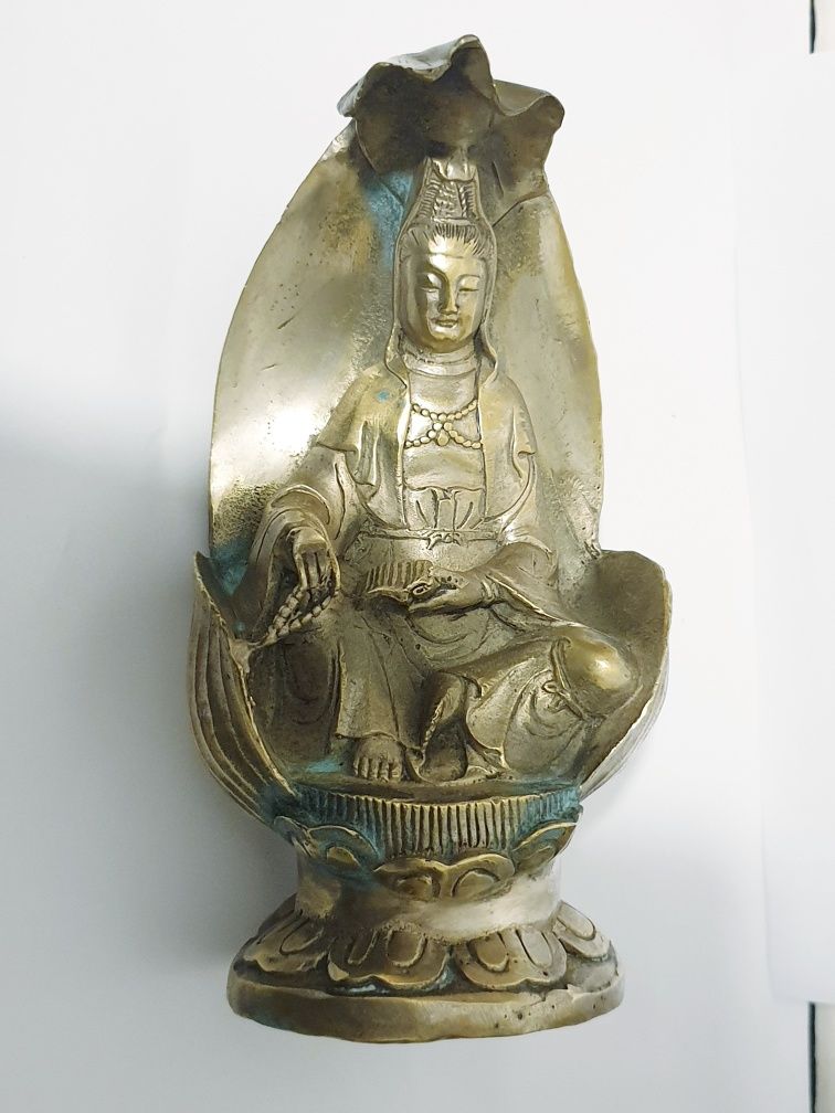 Fantastica antiga escultura asiática- Deusa Guanyin em flor lótuss