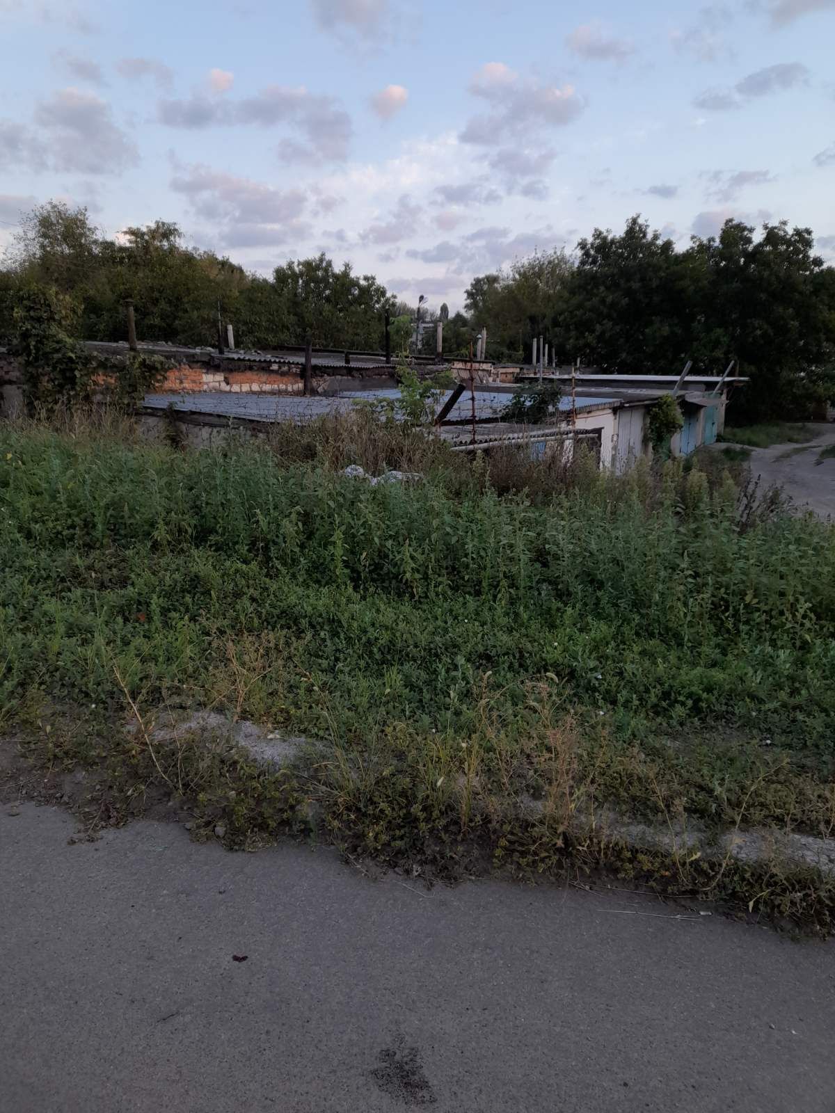 Продам гараж.коператив Москвич..первый с заезда в коператив.есть прист