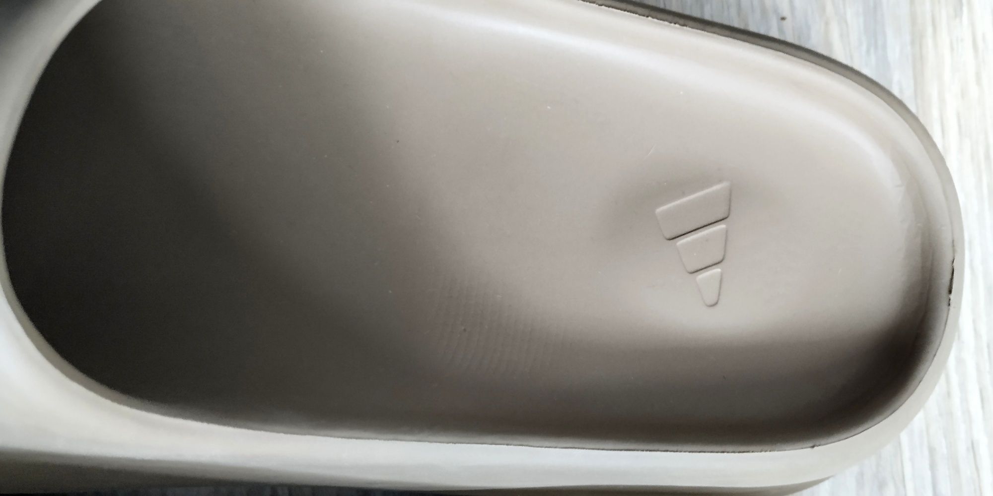 Klapki Yeezy slides